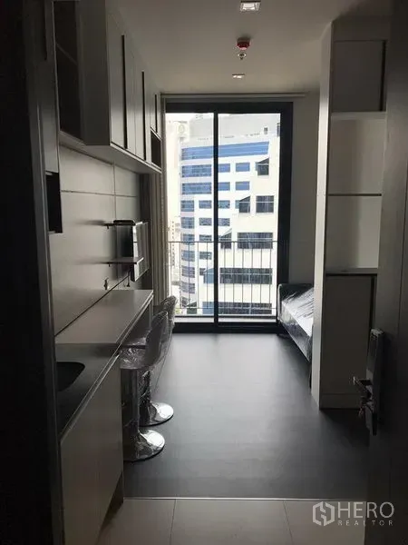 คอนโด ให้เช่าในWatthana, Bangkok - พื้นที่นั่งเล่นแบบเปิดเชื่อมประตูกระจกเต็มบานสู่ระเบียง มองเห็นวิวเมือง