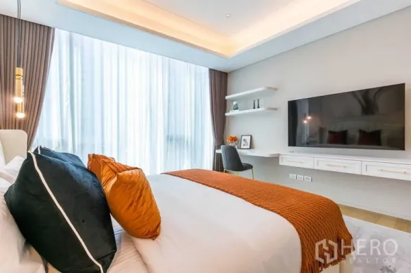 คอนโด ขายในPathum Wan, Bangkok - มุมมองห้องนอน เตียง ทีวีติดผนัง และโต๊ะทำงานข้างหน้าต่างบานใหญ่