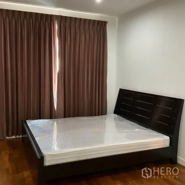 คอนโด ให้เช่าในKhlong Toei, Bangkok - ห้องนอนใหญ่เตียงโทนเข้มพร้อมผ้าม่านทึบเต็มความสูง