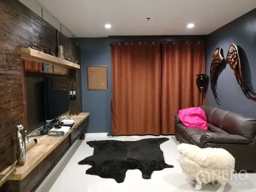 คอนโด ให้เช่าหรือขายในBang Kho Laem, Bangkok - ห้องนั่งเล่นสไตล์โมเดิร์นพร้อมผนังทีวี โซฟาหนัง ผ้าม่านทึบ และพรม