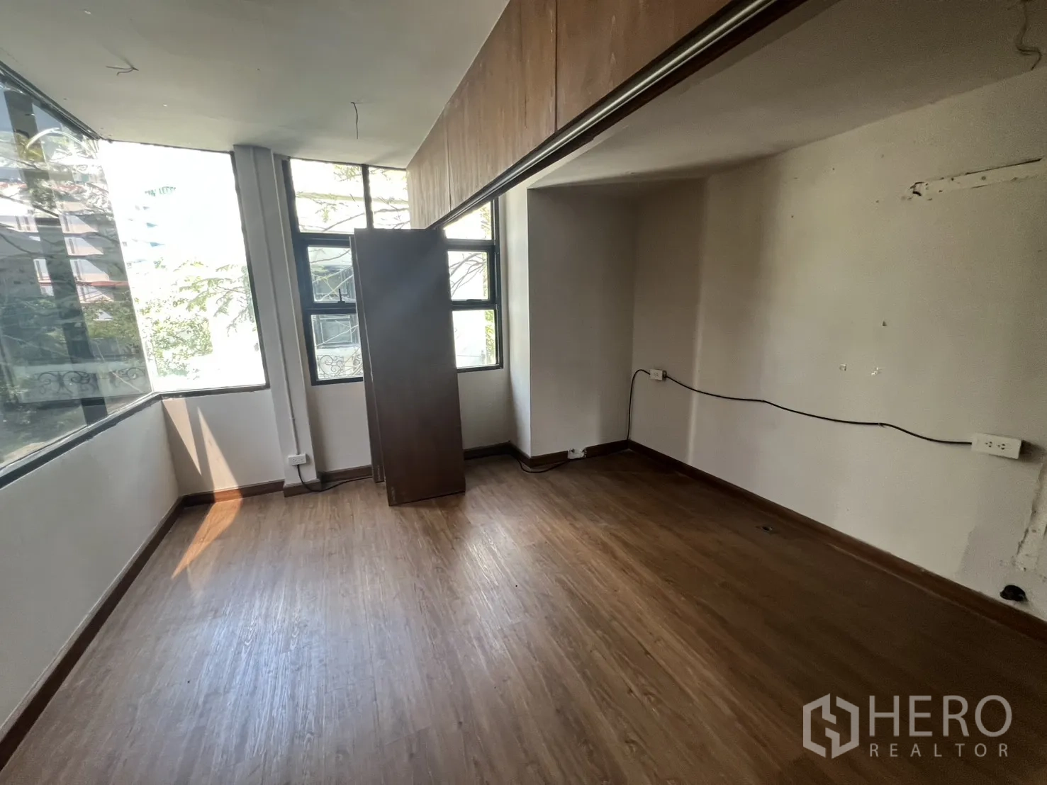 店屋 出租在Watthana, Bangkok - 上层房间木地板，大窗户与可做收纳的墙面空间。