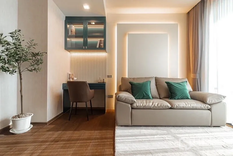 คอนโด ให้เช่าในKhlong Toei, Bangkok - โซนพักผ่อนมีโซฟาสีเบจ หมอนเขียว และมุมทำงานข้างหน้าต่าง