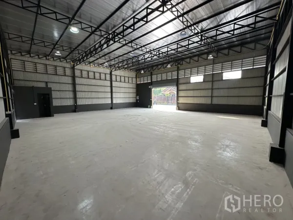 คลังสินค้า ให้เช่าในPrawet, Bangkok - ภายในโกดังโปร่งโล่ง หลังคาทรงสูงโครงเหล็ก มีช่องแสงและไฟส่องสว่าง พร้อมช่องเปิดด้านหน้า.