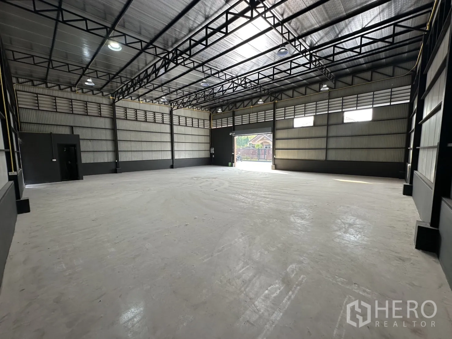 คลังสินค้า ให้เช่าในPrawet, Bangkok - ภายในโกดังโปร่งโล่ง หลังคาทรงสูงโครงเหล็ก มีช่องแสงและไฟส่องสว่าง พร้อมช่องเปิดด้านหน้า.