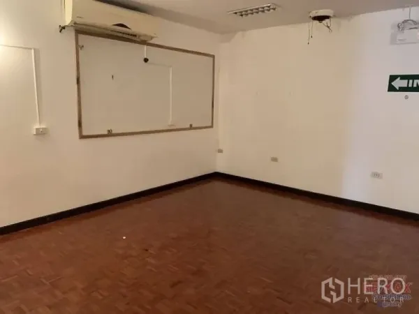 พื้นที่ขายปลีก ให้เช่าในWatthana, Bangkok - ห้องโล่งพื้นปาเกต์ มีเครื่องปรับอากาศ ผนังพร้อมตกแต่งสำหรับเปิดร้าน