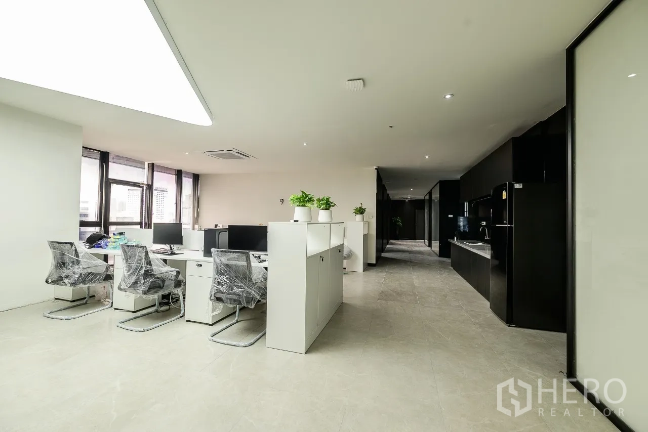 办公空间 出租或出售在Huai Khwang, Bangkok - 现代办公室内，工位紧邻茶水区与走廊。