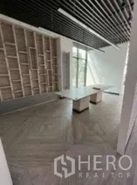 สำนักงาน ให้เช่าในKhlong Toei, Bangkok - โซนประชุมมีชั้นบิวท์อิน โต๊ะยาว และกระจกสูงจรดเพดาน