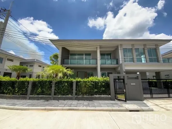 联排别墅 出租在Prawet, Bangkok - 现代两层联排别墅外立面，玻璃阳台与前庭围栏。