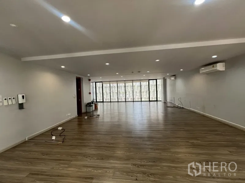 带办公室的家 出租或出售在Phra Khanong, Bangkok - 大开间工作区，整面窗与空调