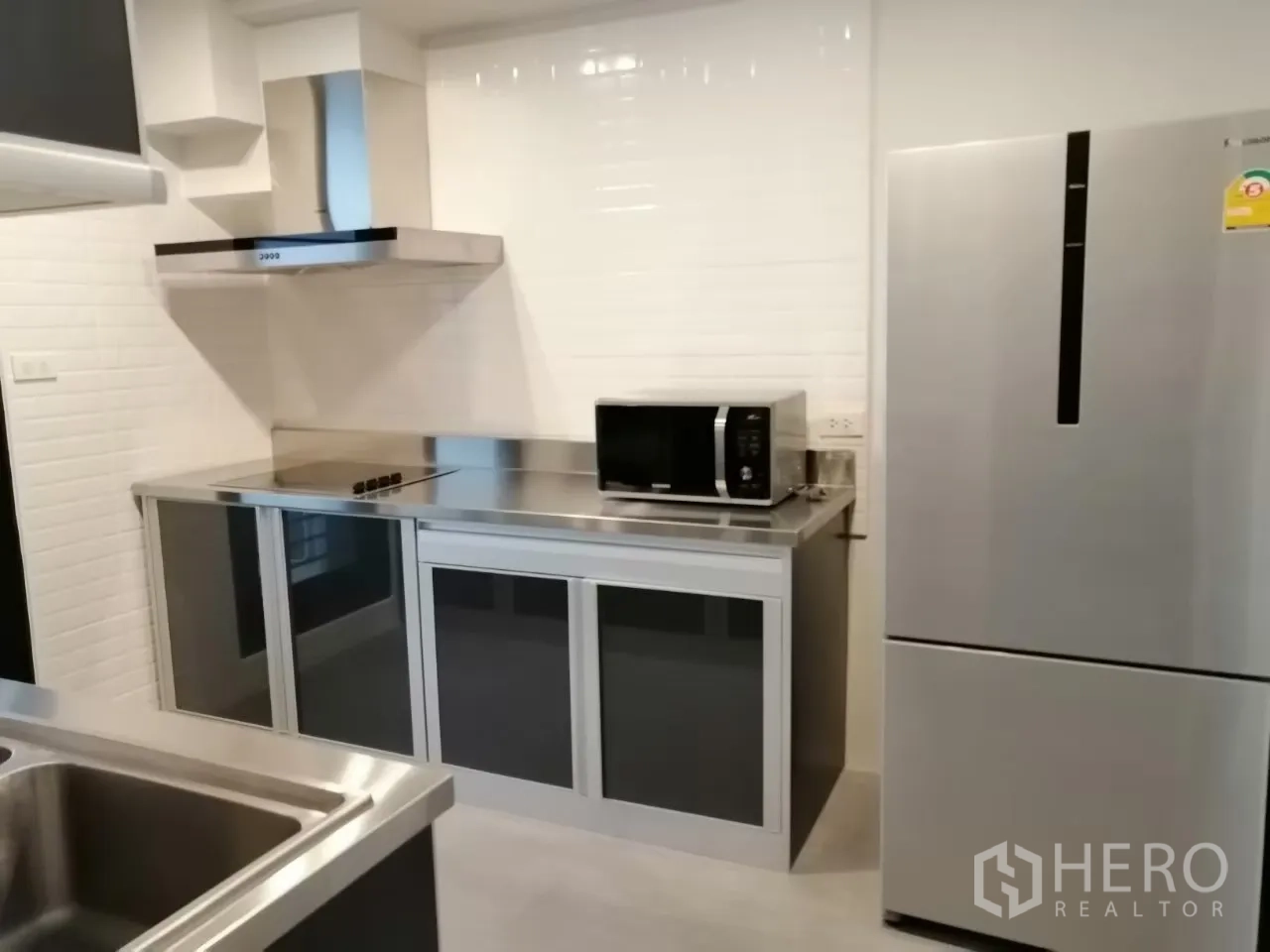 อพาร์ทเมนท์ ให้เช่าในKhlong Toei, Bangkok - ครัวสมัยใหม่ เคาน์เตอร์สเตนเลส เตา เครื่องดูดควัน ไมโครเวฟ และตู้เย็นขนาดใหญ่