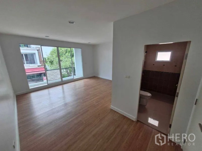 独立式住宅 出售在Rat Burana, Bangkok - 主卧带落地窗阳台，旁为套内卫生间入口