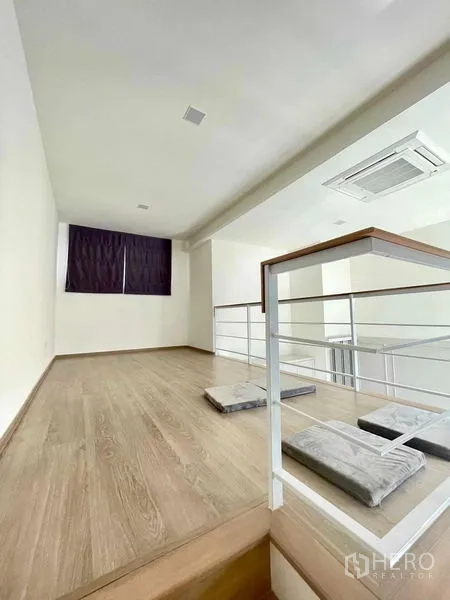 联排别墅 出租或出售在Prawet, Bangkok - 夹层阁楼，木地板、金属栏杆和嵌入式空调。