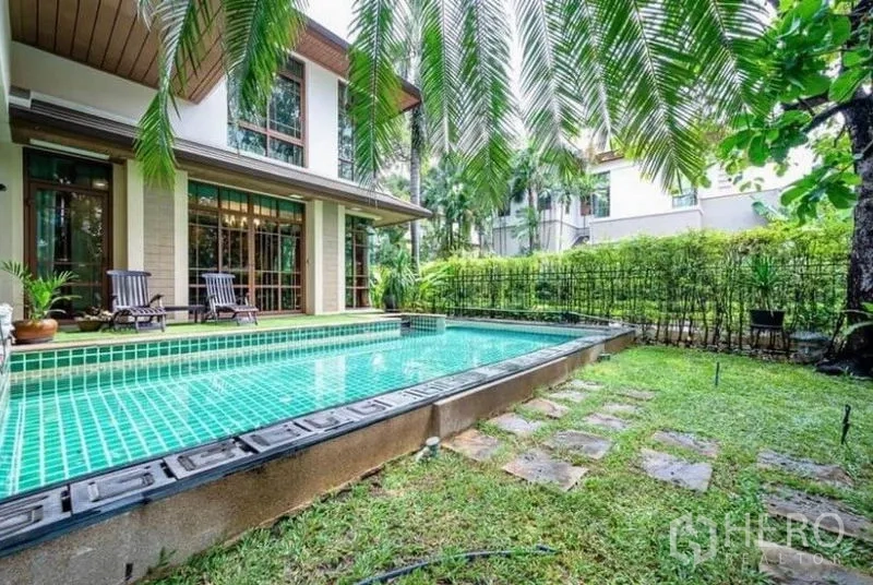 บ้าน ให้เช่าในKhlong Toei, Bangkok - สระว่ายน้ำกระเบื้องสีเขียวข้างสวนและเฉลียงนั่งเล่นหลังบ้าน