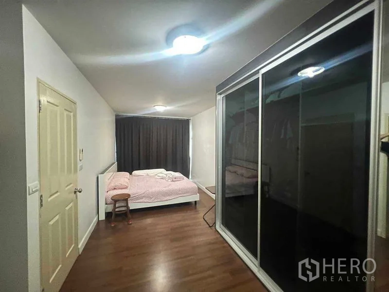 ทาวน์เฮาส์ ให้เช่าในBueng Kum, Bangkok - ห้องนอนใหญ่กว้าง มีตู้เสื้อผ้าบานเลื่อนขนาดใหญ่และเตียง