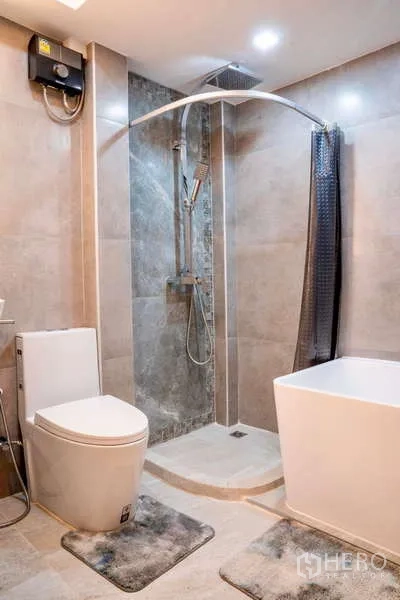 联排别墅 出租在Khlong Toei, Bangkok - 现代浴室，玻璃淋浴间、顶喷花洒、马桶和浴缸