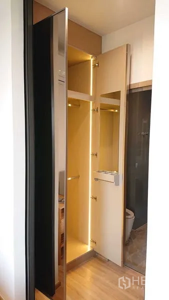 คอนโด ขายในWatthana, Bangkok - ตู้เก็บของบานกระจกแบบเพรียวบาง ภายในมีไฟ LED ใกล้ประตูห้องน้ำ