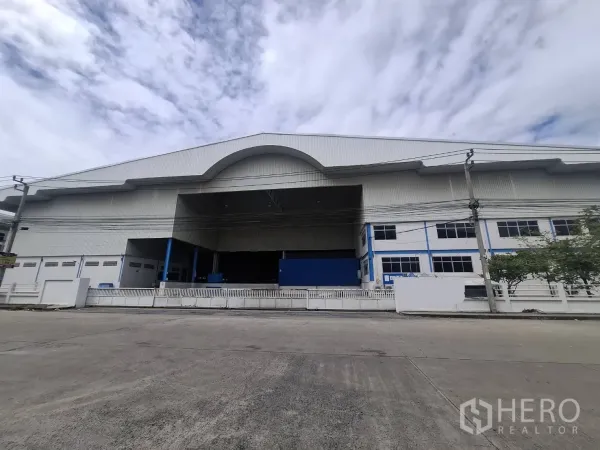 โรงงาน ให้เช่าในKhlong Toei, Bangkok - มุมมองด้านหน้าของโรงงานเดี่ยว หลังคาทรงจั่วสูง พร้อมทางลาดโหลดสินค้า