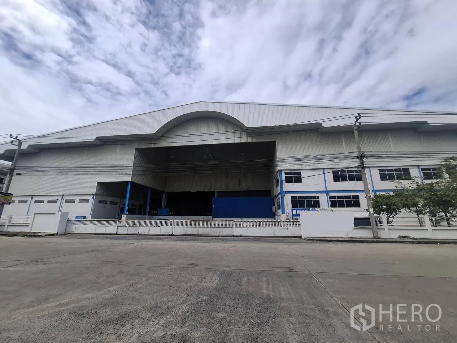 โรงงาน ให้เช่าในKhlong Toei, Bangkok - มุมมองด้านหน้าของโรงงานเดี่ยว หลังคาทรงจั่วสูง พร้อมทางลาดโหลดสินค้า
