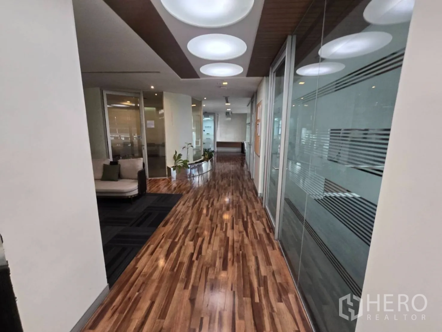 สำนักงาน ให้เช่าในWatthana, Bangkok - โถงทางเดินพื้นไม้ขัดมัน ผนังกระจกฝ้า และไฟเพดานทรงกลม