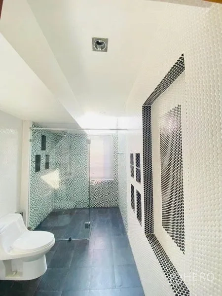 บ้าน ให้เช่าในSuan Luang, Bangkok - ห้องน้ำโมเสก ฝักบัววอล์กอิน พื้นสีเข้ม