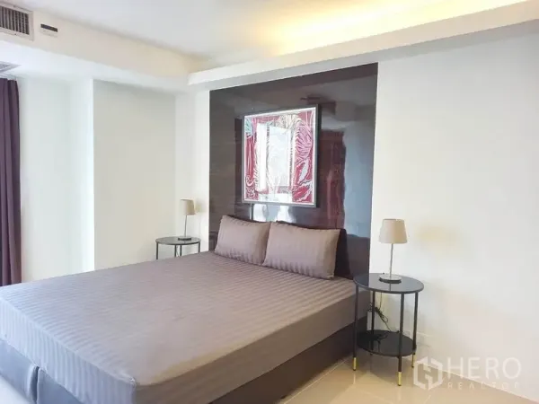 公寓 出租在Khlong Toei, Bangkok - 主卧配深色背景墙、双人床与两张床头柜。