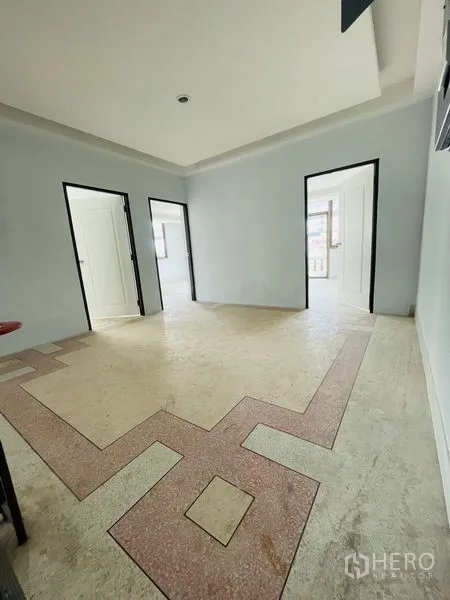 อาคารพาณิชย์ ให้เช่าในHuai Khwang, Bangkok - โถงชั้นบนเชื่อมห้องสามห้อง พื้นเทอราซโซลายกราฟิก