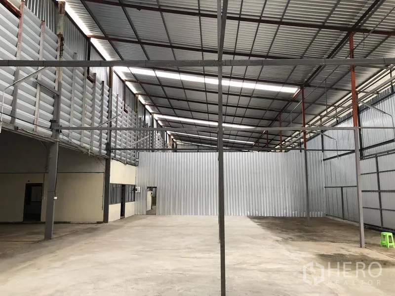 货栈 出租在Pak Kret, Nonthaburi - 420平方米开放式仓库，金属板墙面与长条天窗，可设办公室区域