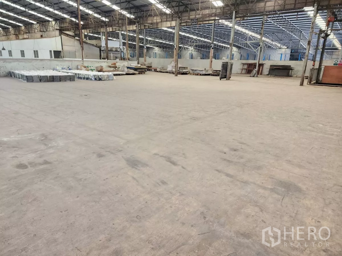 工厂 出租在Mueang Samut Sakhon, Samut Sakhon - 开阔工厂车间，高跨钢梁与大净空。