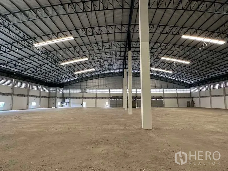 Warehouse for rent in Samut Prakan - Wide interior view of the warehouse with high roof and open floor plate.
