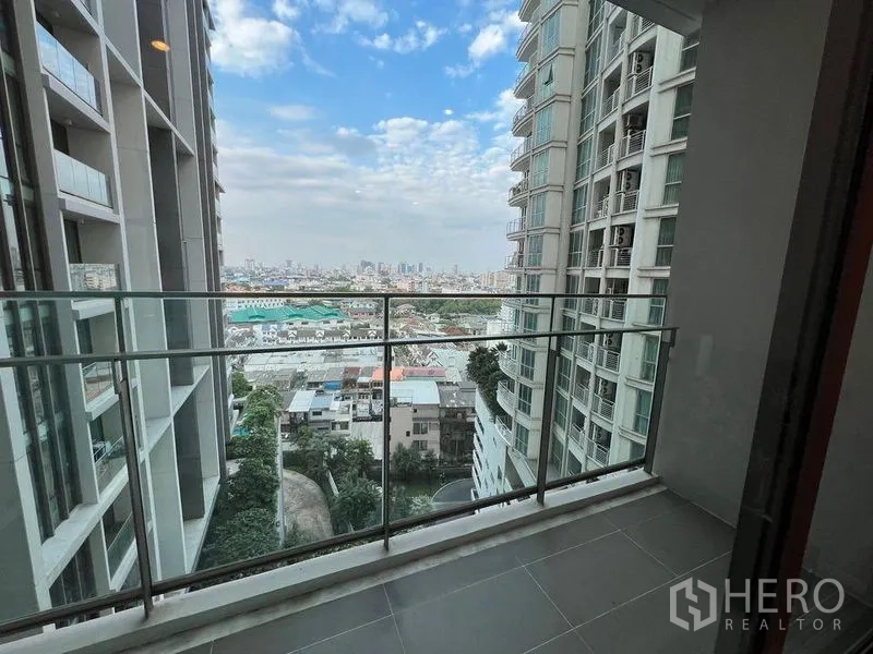 คอนโด ให้เช่าในWatthana, Bangkok - ระเบียงราวกระจก มองเห็นเมืองและอาคารข้างเคียง