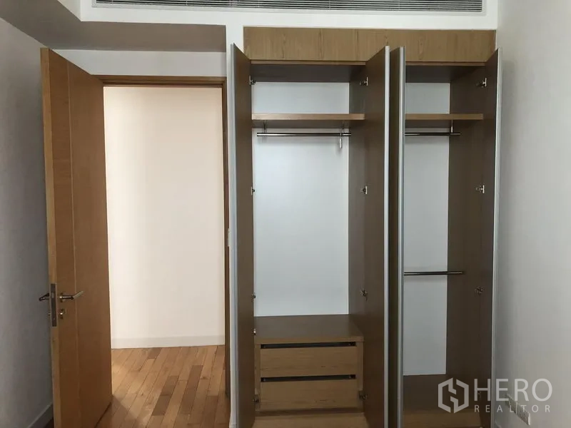 คอนโด ให้เช่าในKhlong Toei, Bangkok - ตู้เสื้อผ้าบิลท์อินพร้อมราวแขวน ชั้นวาง และลิ้นชักในห้องนอน