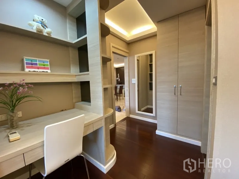 คอนโด ให้เช่าในBang Rak, Bangkok - มุมทำงานบิวท์อินพร้อมชั้นวางและตู้เสื้อผ้า