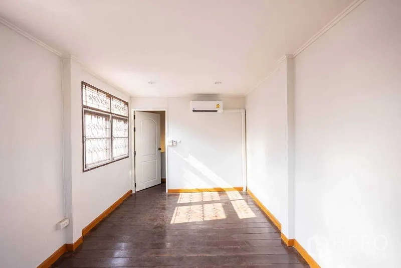 Home Office for rent in Watthana, Bangkok - Air-conditioned upper room with wood floors and ample daylight, flexible for private office.