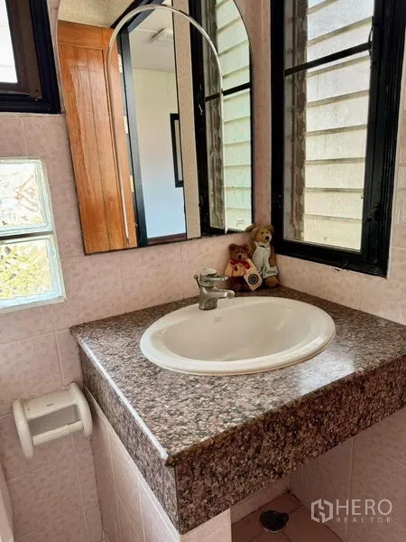 สำนักงานที่บ้าน ให้เช่าในKhlong Toei, Bangkok - ภาพมุมสูงของบันไดไม้ขัดมันและช่องกลาง