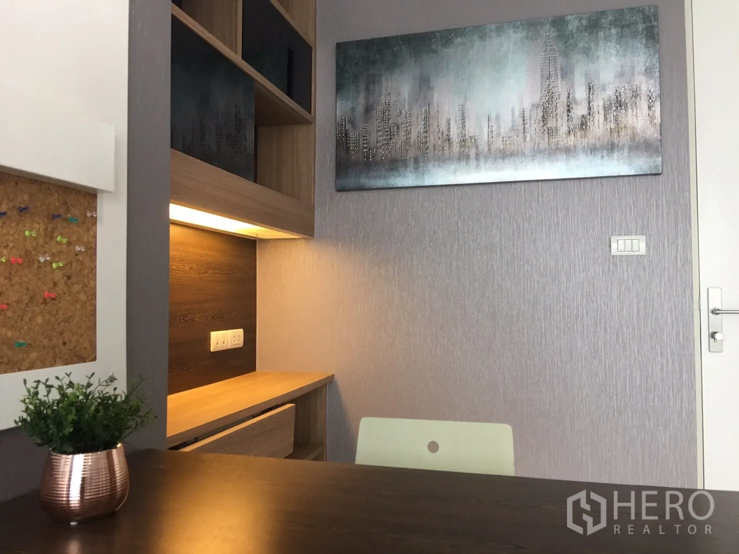 คอนโด ขายในPhra Khanong, Bangkok - มุมทำงานอบอุ่น โต๊ะบิวท์อิน ชั้นเก็บของ ไฟส่อง และภาพแขวนผนัง