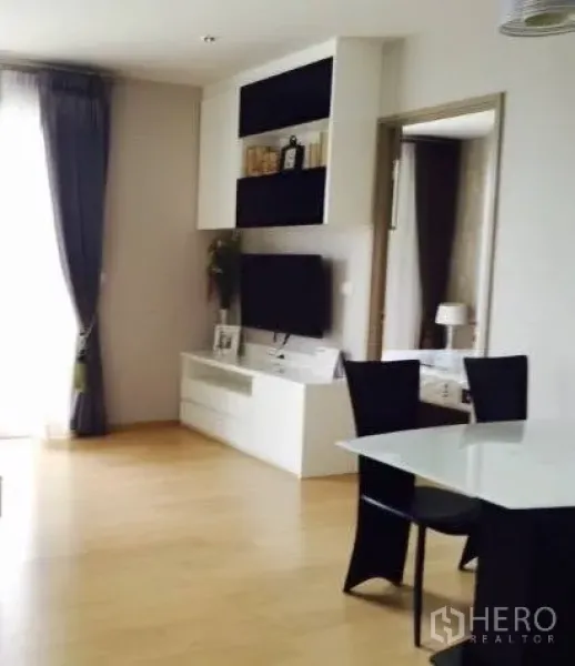 คอนโด ให้เช่าในWatthana, Bangkok - ห้องนั่งเล่นและรับประทานอาหารสว่าง โปร่ง ชั้นไม้ และชั้นวางทีวีบิลท์อิน พร้อมผ้าม่านทึบแสง