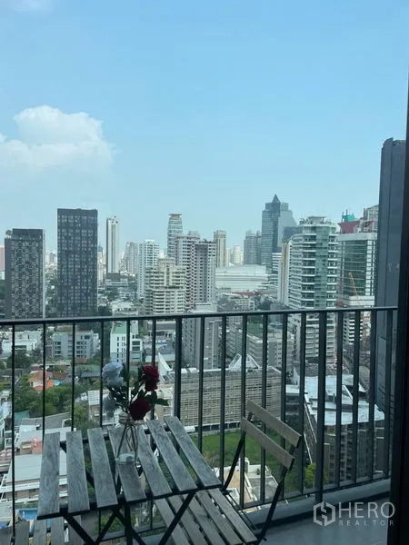 คอนโด ให้เช่าหรือขายในWatthana, Bangkok - ระเบียงส่วนตัวพร้อมชุดโต๊ะเก้าอี้ มองเห็นวิวสกายไลน์กรุงเทพฯ