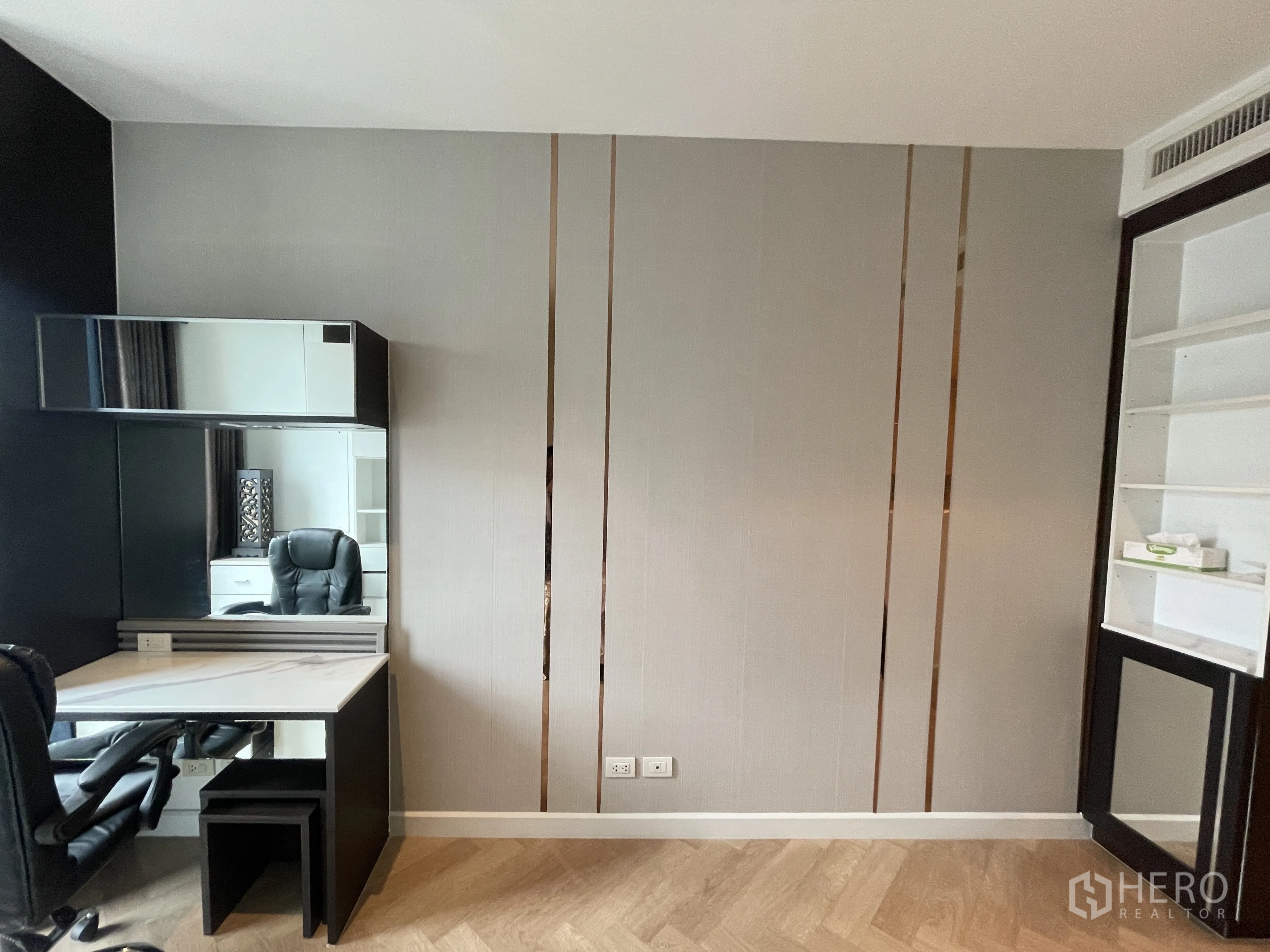 คอนโด for rent in Pathum Wan, Bangkok - มุมทำงานพร้อมโต๊ะดีไซน์ทันสมัย ตู้บิลท์อินกระจก และเก้าอี้ทำงาน