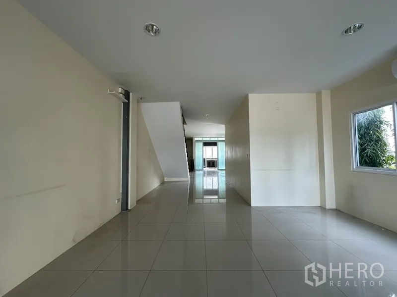 สำนักงานที่บ้าน ให้เช่าในPhra Khanong, Bangkok - พื้นที่ชั้นล่างรับแสงเต็มที่ มีแอร์หลายตัวและประตูกระจกสู่เทอเรส