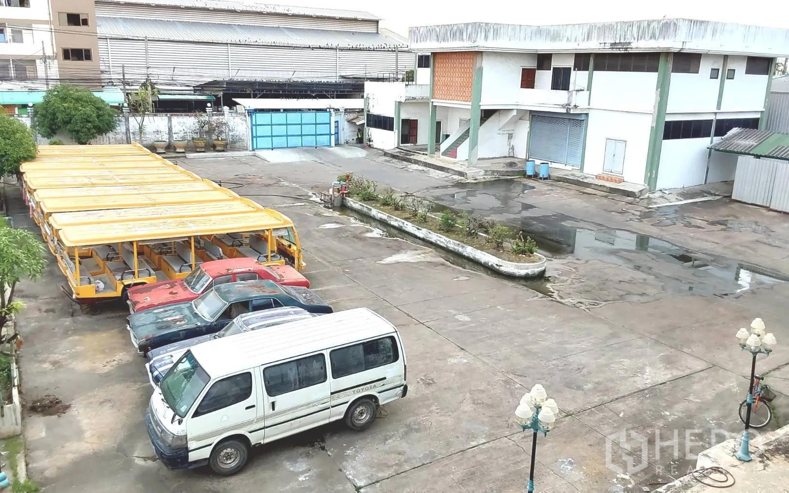 Factory for rent or sale in Bang Phli, Samut Prakan - Aerial view of central yard, parking bays and surrounding buildings.