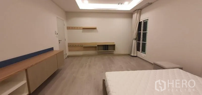 Detached House for rent - Spacious bedroom with built-in shelves and TV wall.