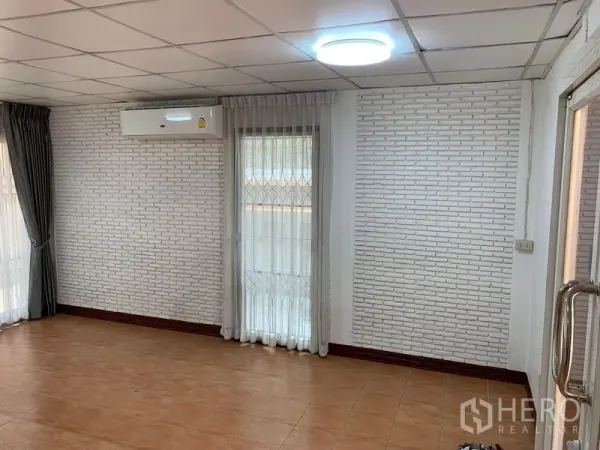 办公空间 出租在Chatuchak, Bangkok - 空调办公室，仿砖特色墙与纱帘。