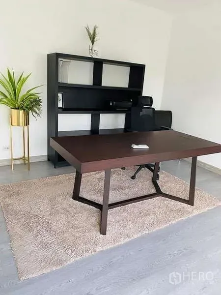 คอนโด ให้เช่าหรือขายในWatthana, Bangkok - ห้องทำงานสว่างพร้อมโต๊ะไม้สีเข้ม เก้าอี้ทำงาน และชั้นวางของ