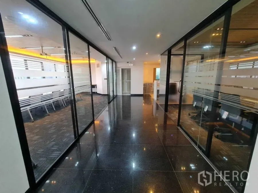 办公空间 出租 - 时尚走廊，两侧玻璃会议室与LED顶灯，位于CBD大楼内部。