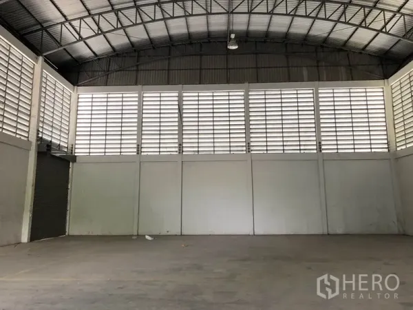 货栈 出租或出售在Lam Luk Ka, Pathum Thani - 仓库内景，高拱钢结构屋顶与百叶通风窗。