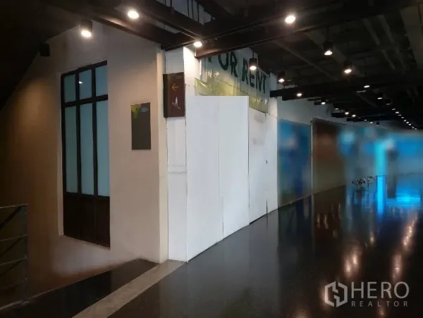 零售空间 出租在Khlong Toei, Bangkok - 室内购物中心走道旁的空置店面，白色围挡与射灯照明