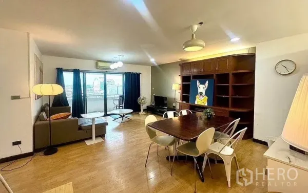 公寓 出租或出售 - 明亮客厅配餐桌与电视柜，推拉门连接观景阳台。