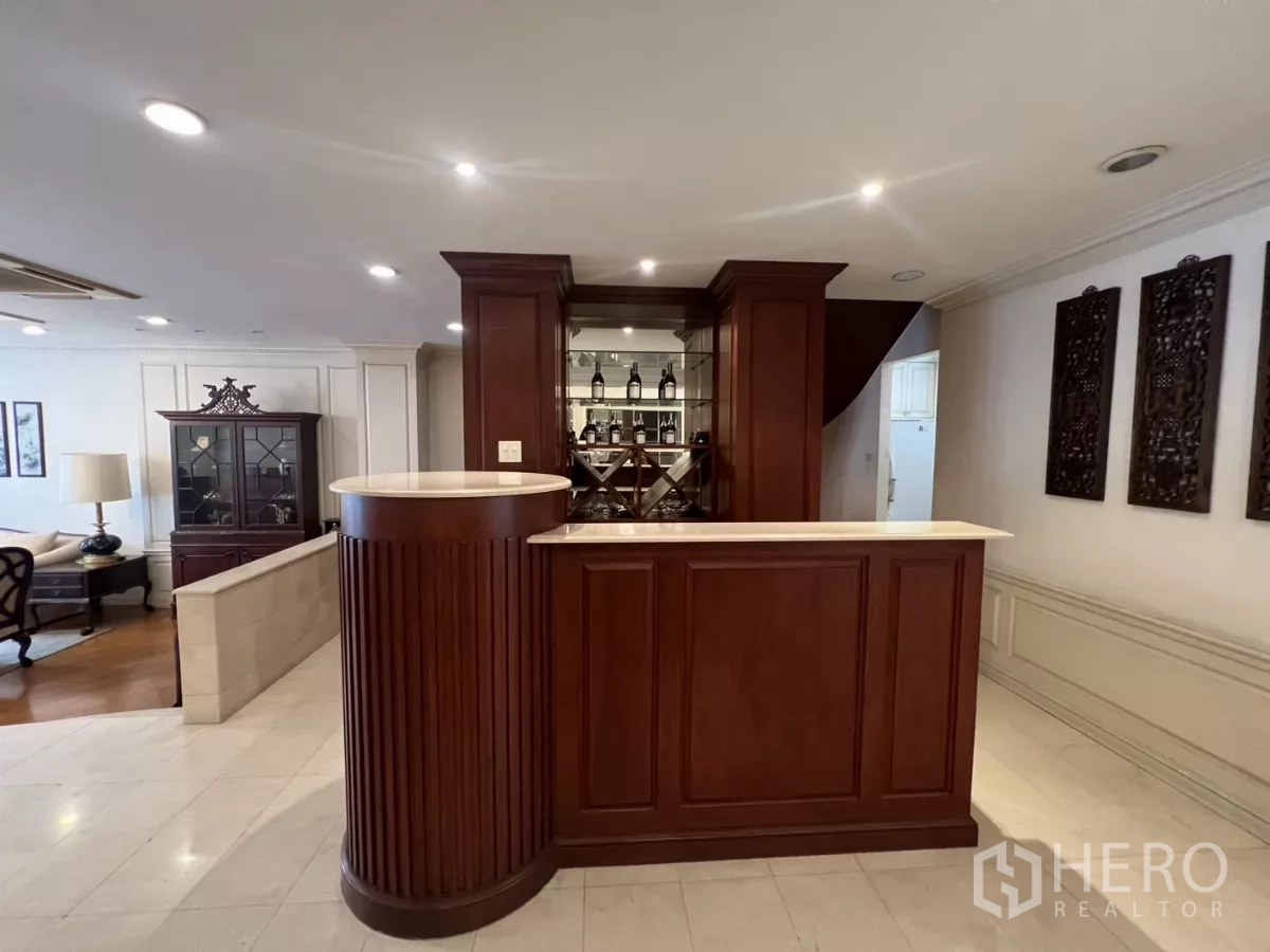 ทาวน์เฮาส์ ขายในWatthana, Bangkok - มุมบาร์ไม้บิลท์อิน พร้อมชั้นวางไวน์และไฟสปอตไลต์