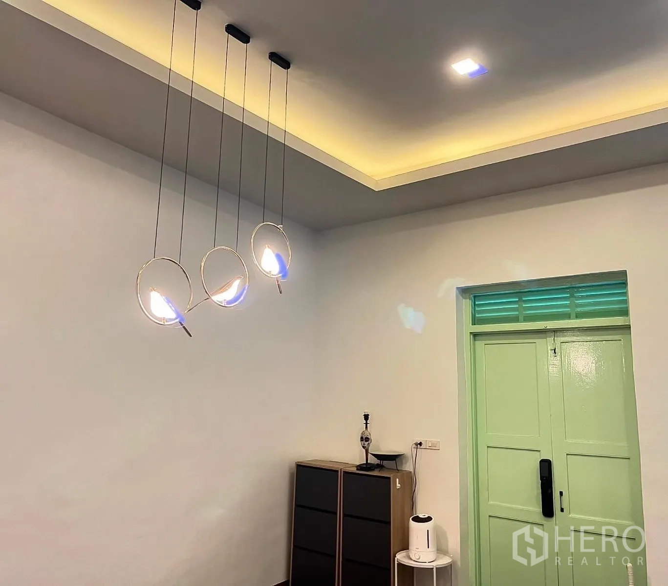 Shophouse for rent in Bang Rak, Bangkok - Modern ceiling pendant lights and mint interior door.