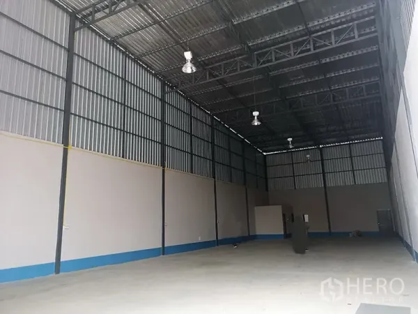 คลังสินค้า ให้เช่าในPrawet, Bangkok - โถงโกดังช่วงเสากว้าง ผนังเมทัลชีท ไฟสว่าง และพื้นที่โล่งสำหรับจัดเก็บ